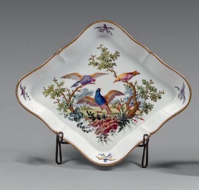 SÈVRES Plateau losangique à décor polychrome d'oiseaux, marqué.
1775, décoré par...