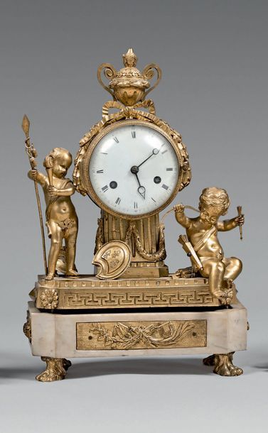 null Pendule en bronze doré ornée de deux putti guerriers. Mouvement posé sur une...