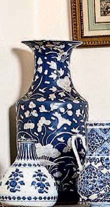 CHINE Vase à fond bleu à décor en relief de branchages fleuris.
XIXe siècle. (Cassé...