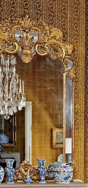 null Grand miroir de cheminée à double encadrement en bois et stuc doré à décor de...