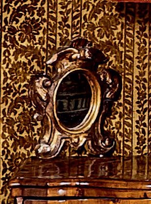 null Petit miroir ovale dans un cadre monoxyle doré à fronton, feuillages et acanthe.
Ancien...