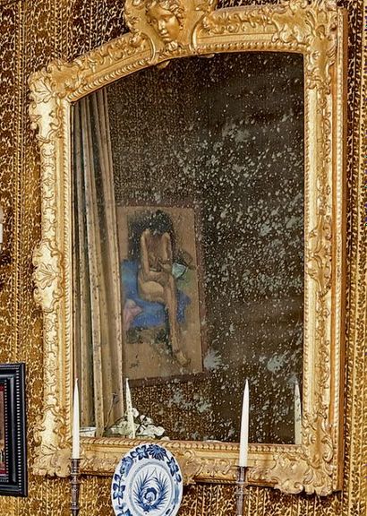 null Miroir cintré dans un encadrement en bois doré sculpté de motifs à la Bérain...