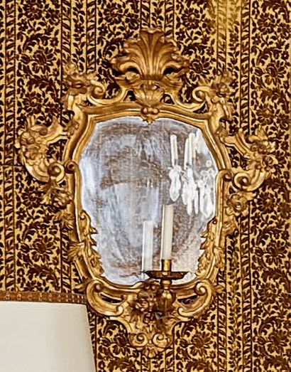 null Paire d'appliques à miroir dans un encadrement en bois redoré à décor de mascaron,...