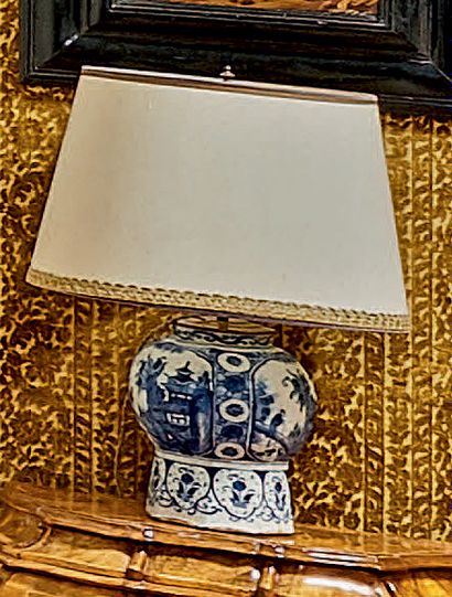 DELFT Vase en faïence décoré en camaïeu bleu.
XVIIIe siècle. (Monté en lampe).
Hauteur:...