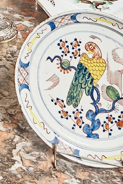 DELFT Six assiettes à décor polychrome dont une «au tonnerre» et une autre «au perroquet».
XVIIIe...