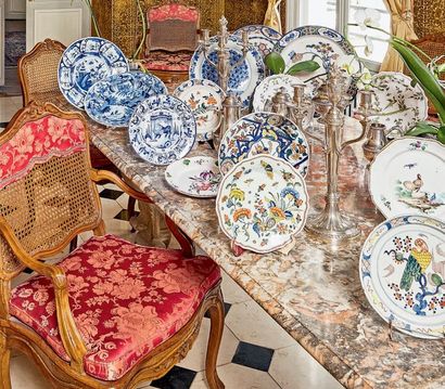 DELFT Cinq plats à décor en camaïeu bleu et polychrome.
XVIIIe siècle.
Diamètre:...