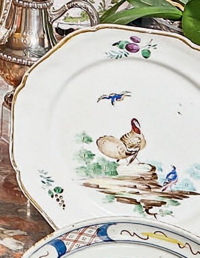 SCEAUX Assiette à décor polychrome d'oiseaux.
XVIIIe siècle.
Diamètre: 24 cm
