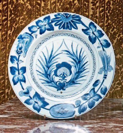 CHINE Petit plat rond en porcelaine décoré en camaïeu bleu de palmes.
XVIIIe siècle,...