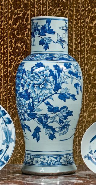 CHINE Grand vase en porcelaine décoré en camaïeu bleu d'oiseaux fantastiques et rochers...