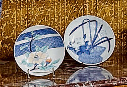 JAPON Paire de coupes en porcelaine de Nabeshima.
(Éclat).
Diamètre: 20 cm