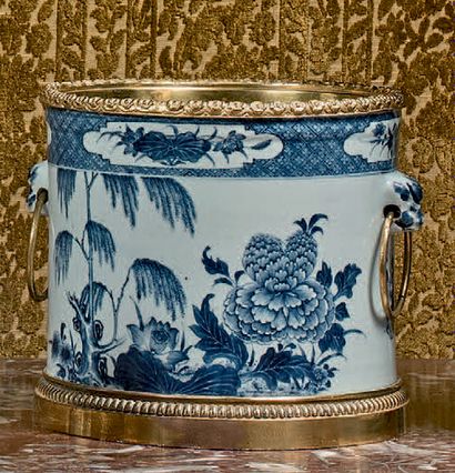 CHINE Cache-pot en porcelaine décoré en camaïeu bleu de rochers fleuris.
XVIIIe siècle,...