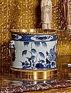 CHINE Cache-pot en porcelaine décoré en camaïeu bleu de rochers fleuris.
XVIIIe siècle,...