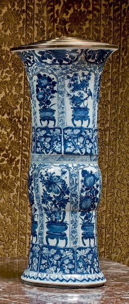 CHINE Grand vase en porcelaine décoré en camaïeu bleu de vases fleuris dans des réserves.
XVIIIe...