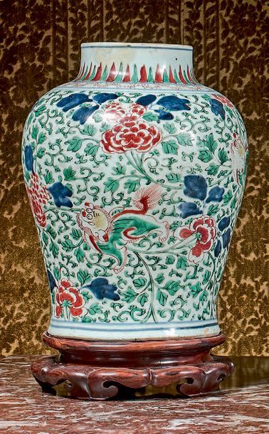 CHINE Potiche en porcelaine à décor polychrome de fleurs et animaux fantastiques.
XVIIIe...