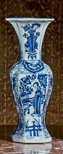 CHINE Paire de vases à col évasé en porcelaine de Chine décorés en camaïeu bleu de...