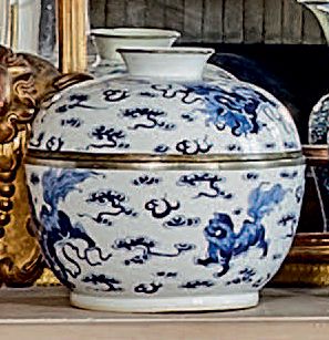 CHINE Paire de grands pots à gingembre en porcelaine décorés en camaïeu bleu. Montures...