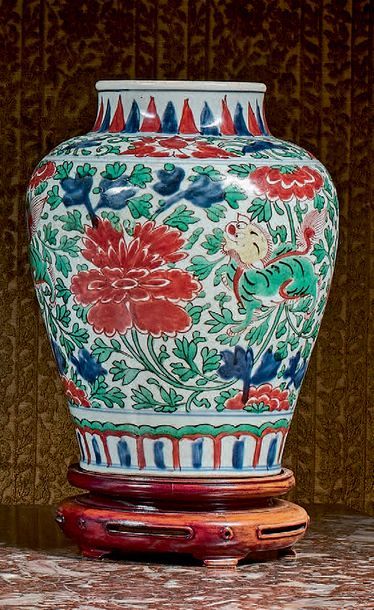 CHINE Potiche en porcelaine à décor polychrome de fleurs et animaux (montée en lampe).
XVIIIe...