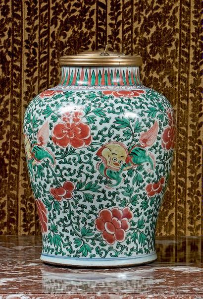 CHINE Potiche en porcelaine à décor polychrome de fleurs.
XVIIIe siècle, époque Kangxi.
(Col...
