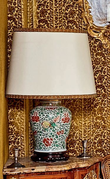 CHINE Potiche en porcelaine à décor polychrome de fleurs.
XVIIIe siècle, époque Kangxi.
(Col...