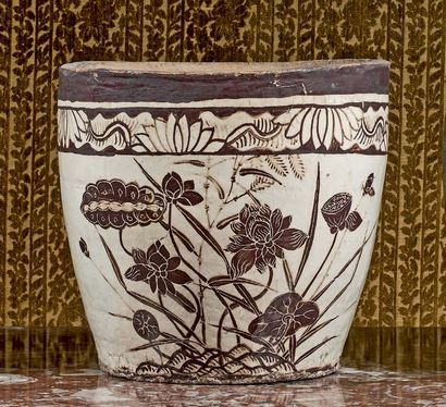 CHINE Grand pot en grès émaillé brun à décor de fleurs.
XIIIe siècle, époque Song,...