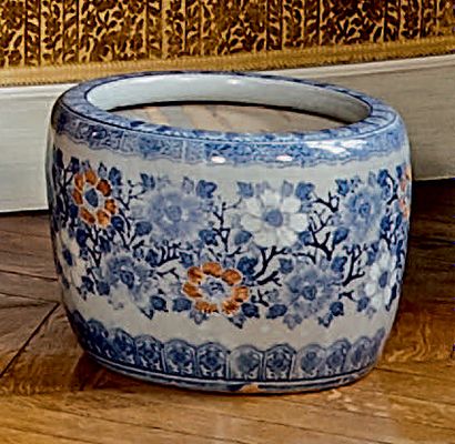 CHINE Grande vasque en porcelaine à décor polychrome d'une frise de fleurs.
XIXe...