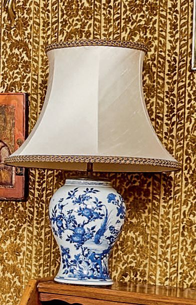 CHINE Deux potiches en porcelaine décorée en camaïeu bleu de grands personnages et...
