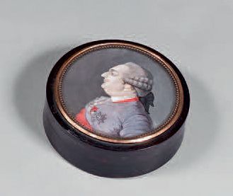 null Tabatière ronde en écaille, le couvercle orné d'une miniature: Portrait de Louis...