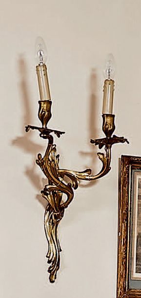 null Paire d'appliques à deux lumières en bronze doré feuillagé.
Époque Louis XV.
Hauteur:...