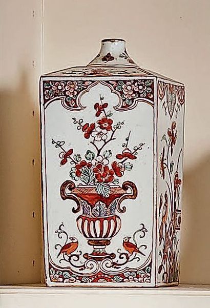 CHINE Bouteille carrée décorée en Hollande de vases fleuris, oiseaux et branches.
XVIIIe...