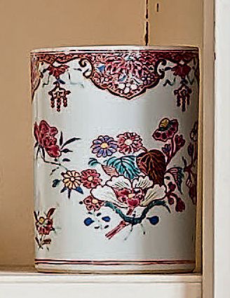 CHINE Pot cylindrique à décor polychrome de la Famille Rose de fleurs.
XVIIIe siècle,...