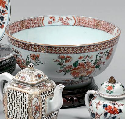 CHINE, Compagnie des Indes - Époque KANGXI (1662-1722) 
Grand bol en porcelaine décorée...