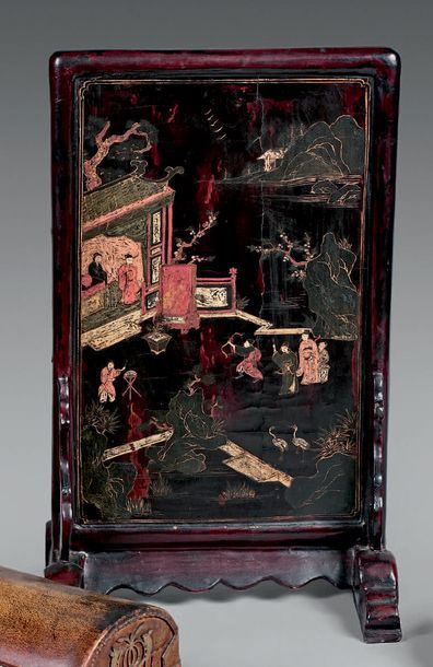 CHINE - XIXe siècle 
Écran de table en laque polychrome sur fond noir, lettrés dans...