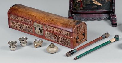 CHINE - Vers 1900 
Coffret en cuir laqué comprenant deux pipes à opium avec embout...