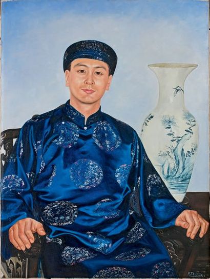 ÉCOLE VIETNAMIENNE - XXe siècle 
Portrait d'un jeune dignitaire en veste bleue près...