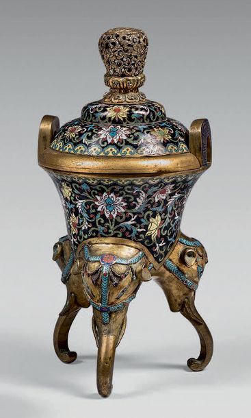 CHINE - XIXe siècle 
Brûle-parfum en bronze et émaux cloisonné, à décor de lotus...