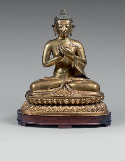 TIBET - XVIIe siècle 
Grand bouddha en cuivre repoussé et doré en trois parties assis...