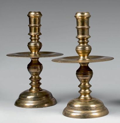 INDOCHINE - Vers 1900 
Paire de chandeliers en laiton, de forme cylindrique.
Hauteur:...