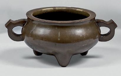 CHINE - XIXe siècle 
Brûle-parfum tripode en bronze à patine brune, à deux anses.
Au...