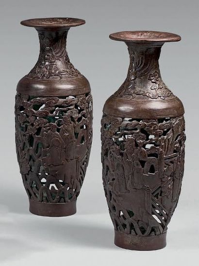 CHINE - Vers 1900 
Paire de vases balustres ajourés à col ouvert en bronze à patine...