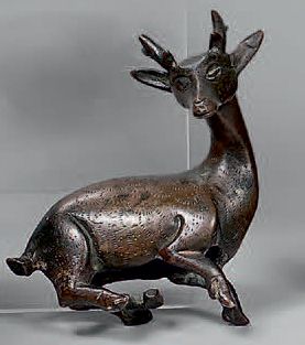 CHINE - XIXe siècle 
Statuette de daim couché en bronze à patine brune.
Hauteur:...