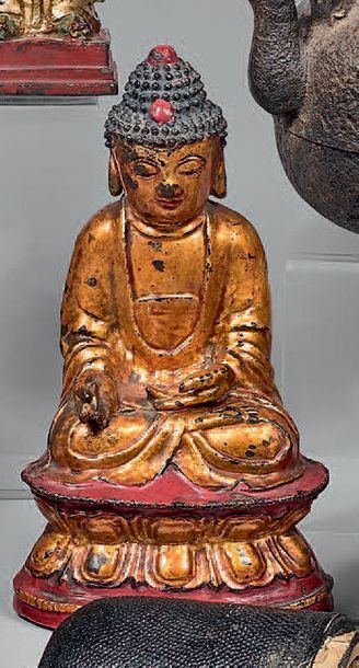 CHINE - XIXe siècle 
Statuette de bouddha en bronze laqué or et rouge, assis en padmasana...