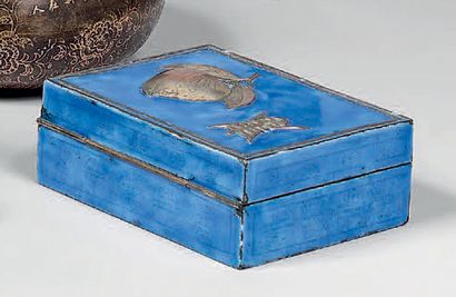 CHINE - Vers 1900 
Deux boîtes en métal, l'une émaillée bleu à décor en relief de...