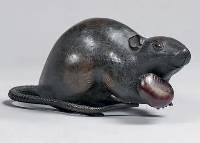 JAPON - Epoque MEIJI (1868-1912) 
Rat en bronze à patine brune tenant une châtaigne.
Signé...