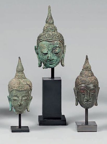 THAILANDE, Ayutthaya - XVIe/XVIIe siècle 
Trois petites têtes de bouddha en bronze...