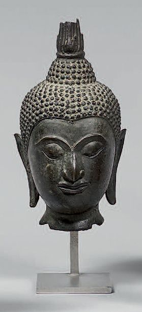 THAILANDE - XIXe siècle 
Tête de bouddha en bronze à patine brune; les yeux mi-clos,...