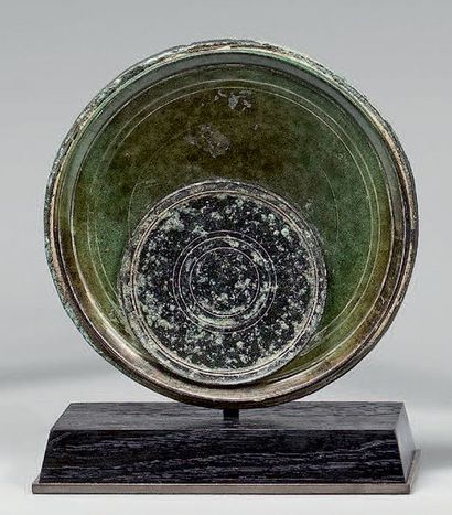 CAMBODGE, Angkor Vat - Période khmère, XIIe siècle 
Quatre miroirs en bronze accolés.
(Oxydations).
Diamètre:...