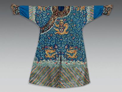 CHINE - XIXe siècle 
Robe en soie bordeaux brodée aux fils dorés et polychromes de...