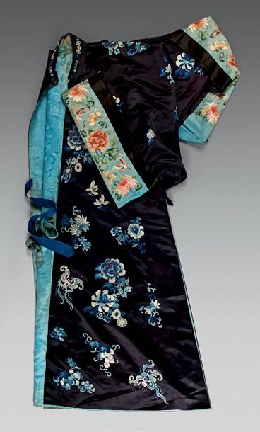 CHINE - XIXe siècle 
Veste ouvrant par le milieu, en soie bleu foncée, à décor brodé...