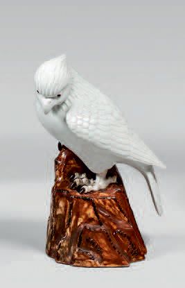 CHINE - XIXe siècle 
Statuette de rapace en porcelaine émaillée blanche, posée sur...