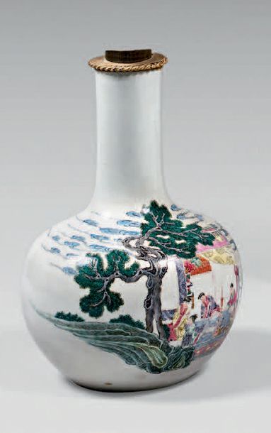 CHINE - XIXe siècle 
Vase bouteille en porcelaine émaillée polychrome à décor de...
